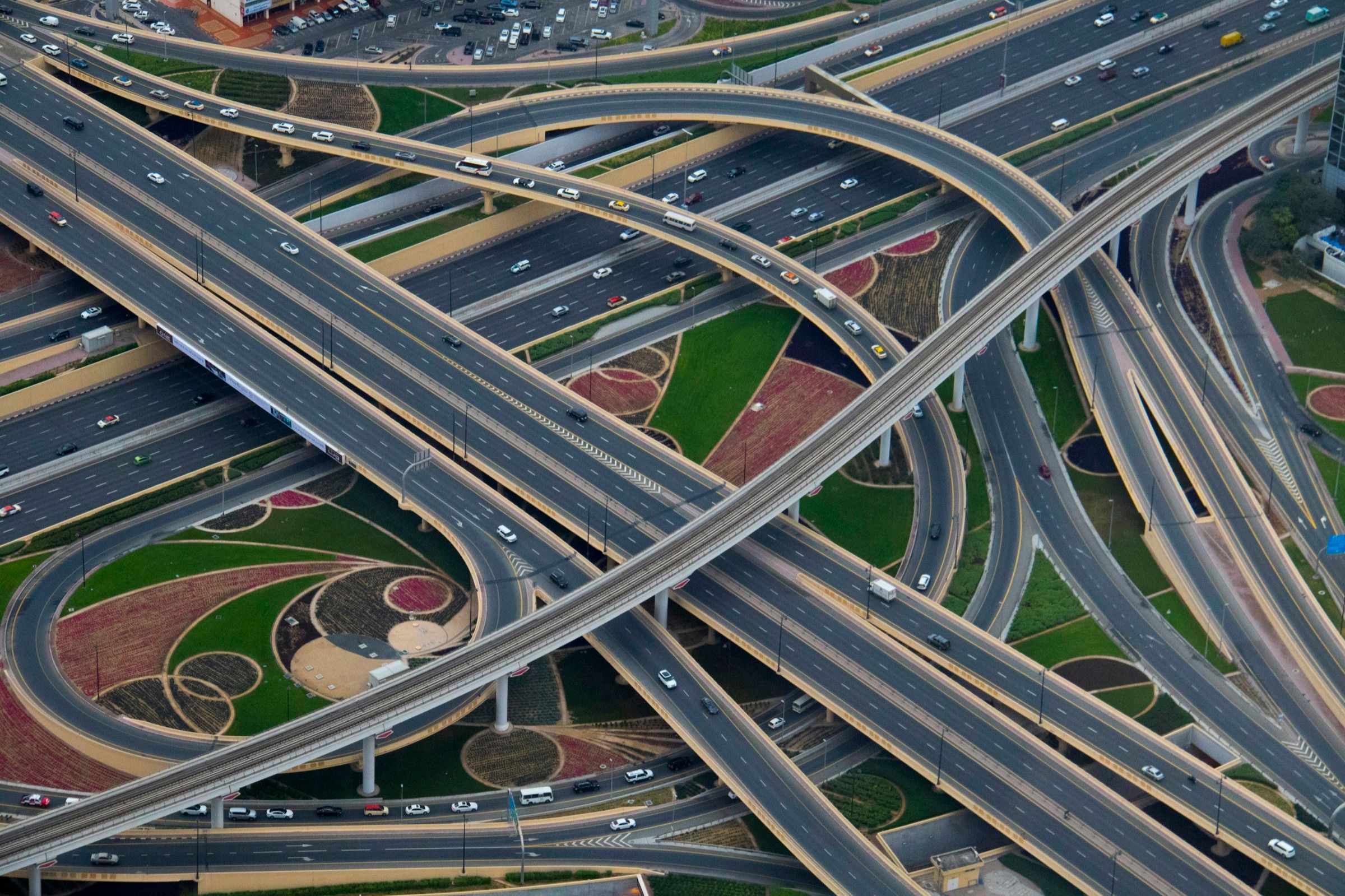Autobahnkreuz von oben: viele Fahrbahnen, die sich kreuzen und ineinandergreifen