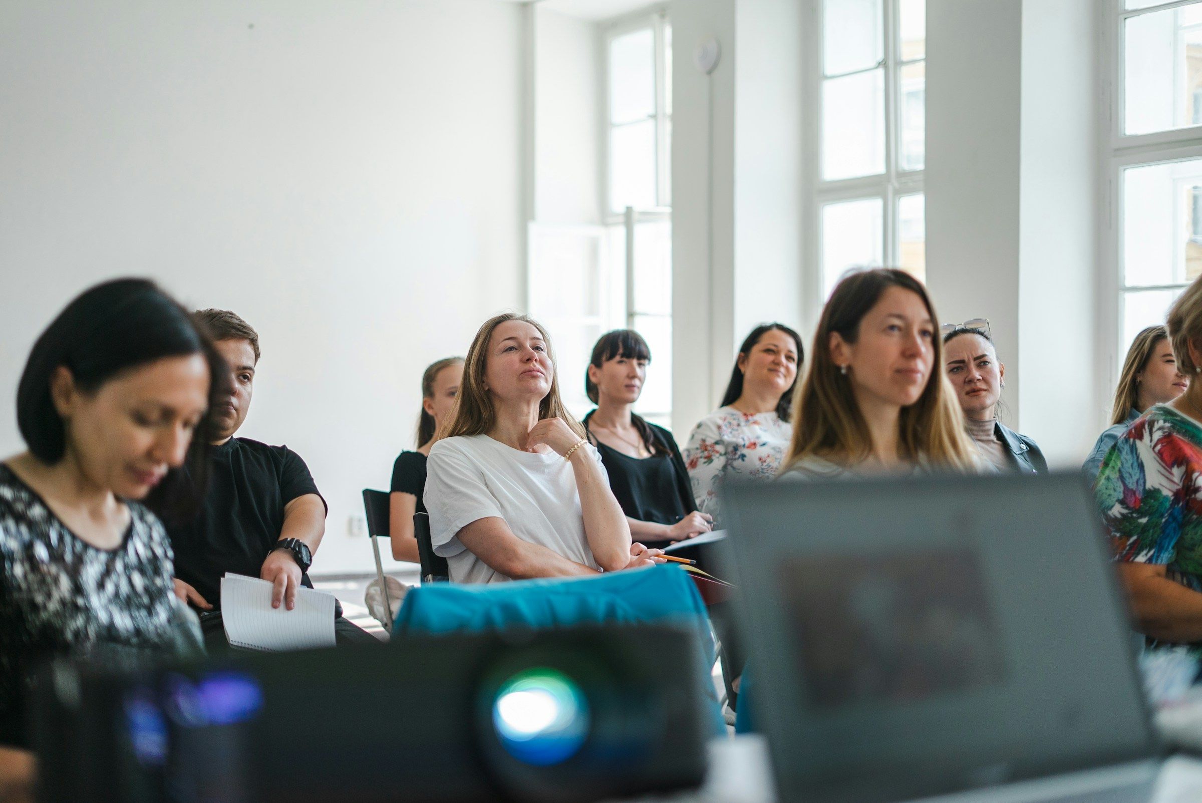 Workshop in einem hellen Raum: Die Teilnehmenden hören aufmerksam zu